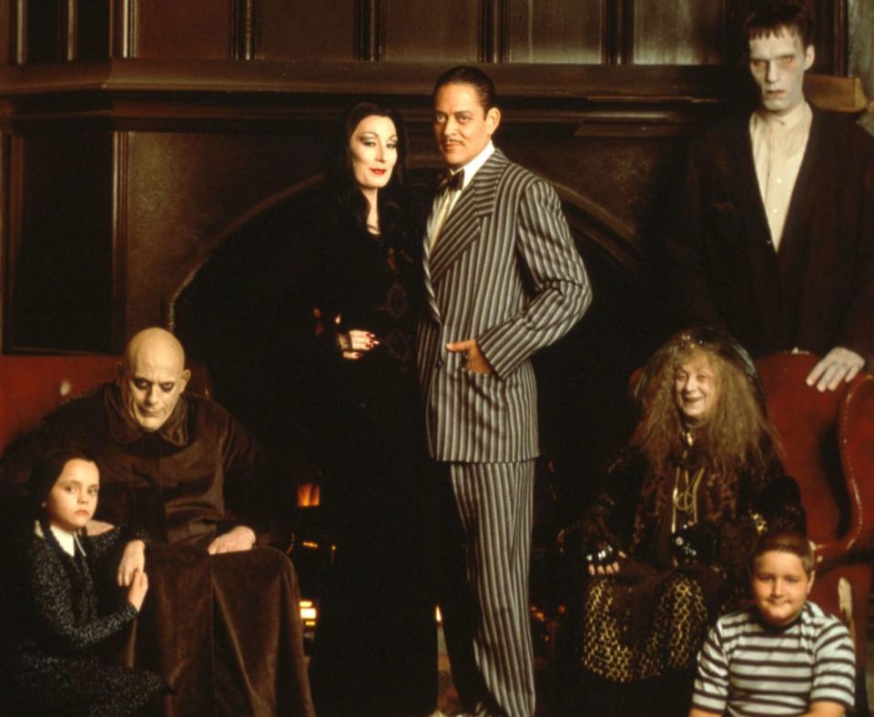 Bei der "Addams Family" herrscht ein geordnetes Familienleben: Die Kinder Wednesday und Pugsley vergnügen sich mit Fallbeil und elektrischem Stuhl, Mutter Addams reißt den Rosen die Köpfe ab, und Großmutter kocht ein leckeres Süppchen aus Insekten und Augen. 1991 inszenierte "Men in Black"-Regisseur Barry Sonnenfeld diesen herrlich anarchischen Unsinn voller kleiner Bosheiten. (Bild: Twentieth Century Fox Home Entertainment)