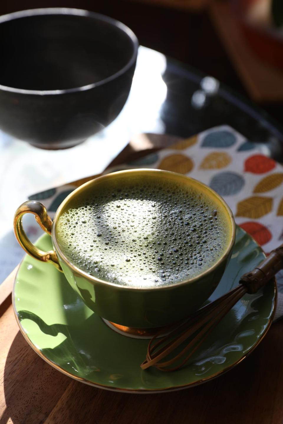 老闆自創的「抹茶咖啡」，是店內前三大受歡迎熱飲。（500日圓／杯，約NT$141）