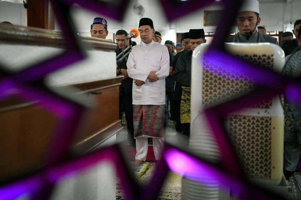 Datuk Seri Anwar Ibrahim performs Friday prayers at Masjid Saidina Uthman Ibn Affan in Kuala Lumpur December 23, 2022. — Bernama pic 
