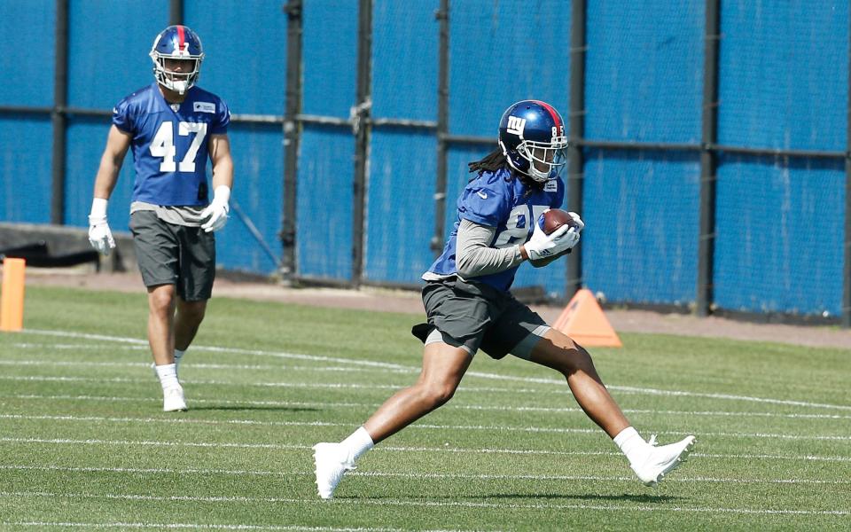 Kelvin Benjamin catches a pass during a workout at the Giants' rookie minicamp in East Rutherford, N.J.