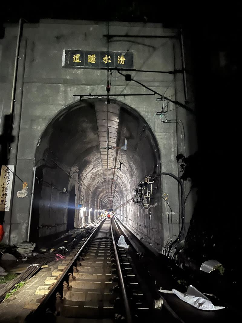 家屬2024年重回事發的清水隧道，在鐵軌下仍發現多件遺骸，經比對後屬於當中的11名罹難者。（圖／翻攝《太魯閣的眼淚》）