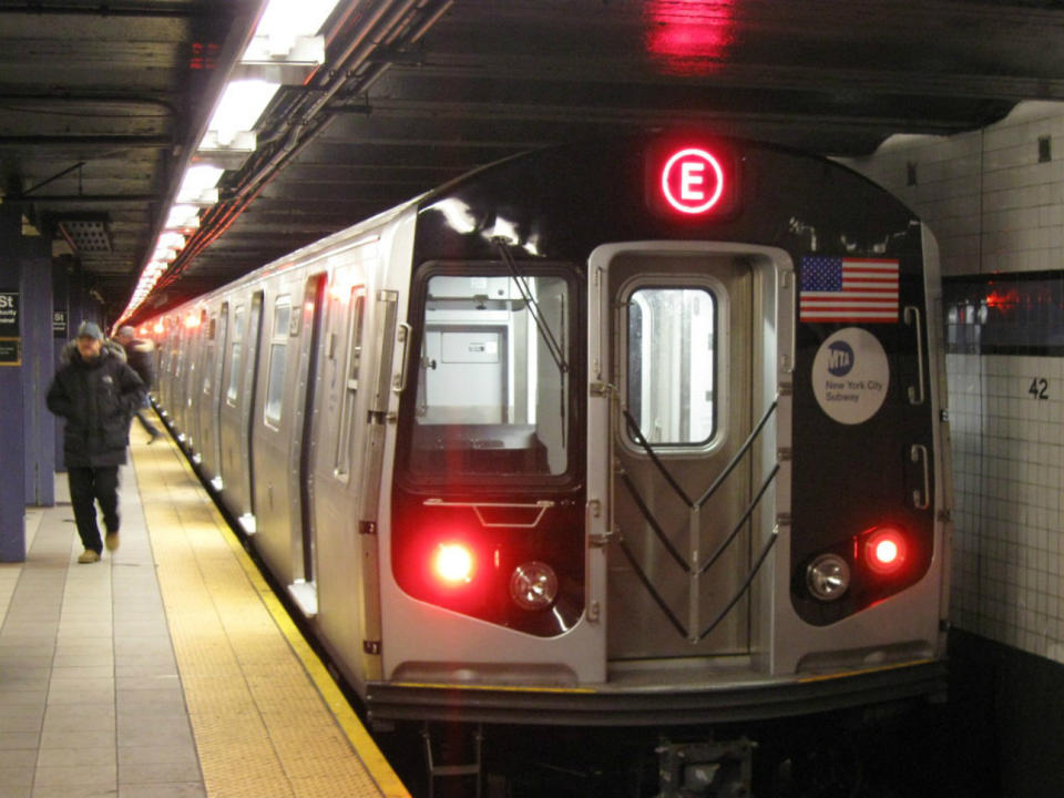 <p>La MTA es la encargada de regular el transporte público en Nueva York, que tiene la red de metro más grande de Estados Unidos y más de 300 rutas de autobús. Cuenta con diversos abonos diarios, semanales y mensuales, cuyo precio medio es de 105,4 euros. (Foto: Wikimedia Commons). </p>