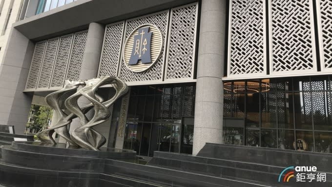 為保護台灣製鞋產業，財政部關務署今 (17) 日公告，即日起繼續對中國繼續課徵 5 年的反傾銷稅，並將分別對涉案廠商加徵反傾銷稅。