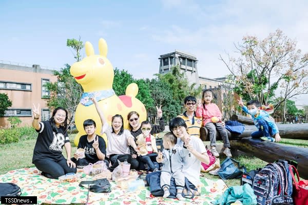 園區戶外景觀場域－適合親子野餐同遊。（圖：新北市客家局提供）