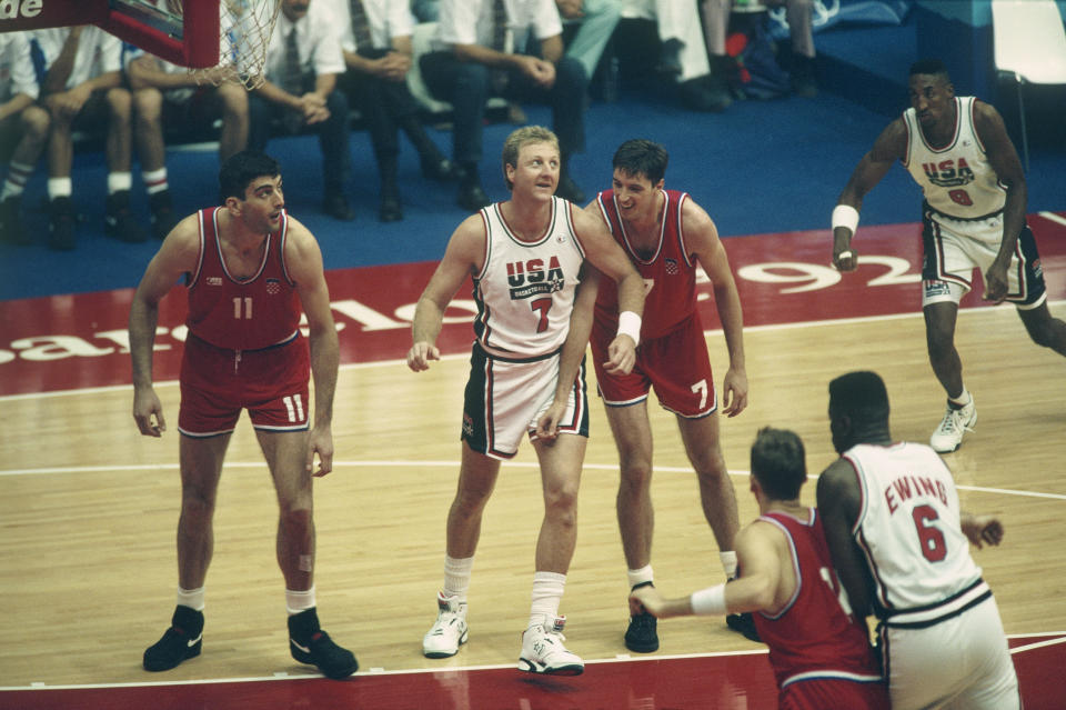 Larry Bird (7 from USA) 與Toni Kukoc. (Photo by Dimitri Iundt/Corbis/VCG via Getty Images)