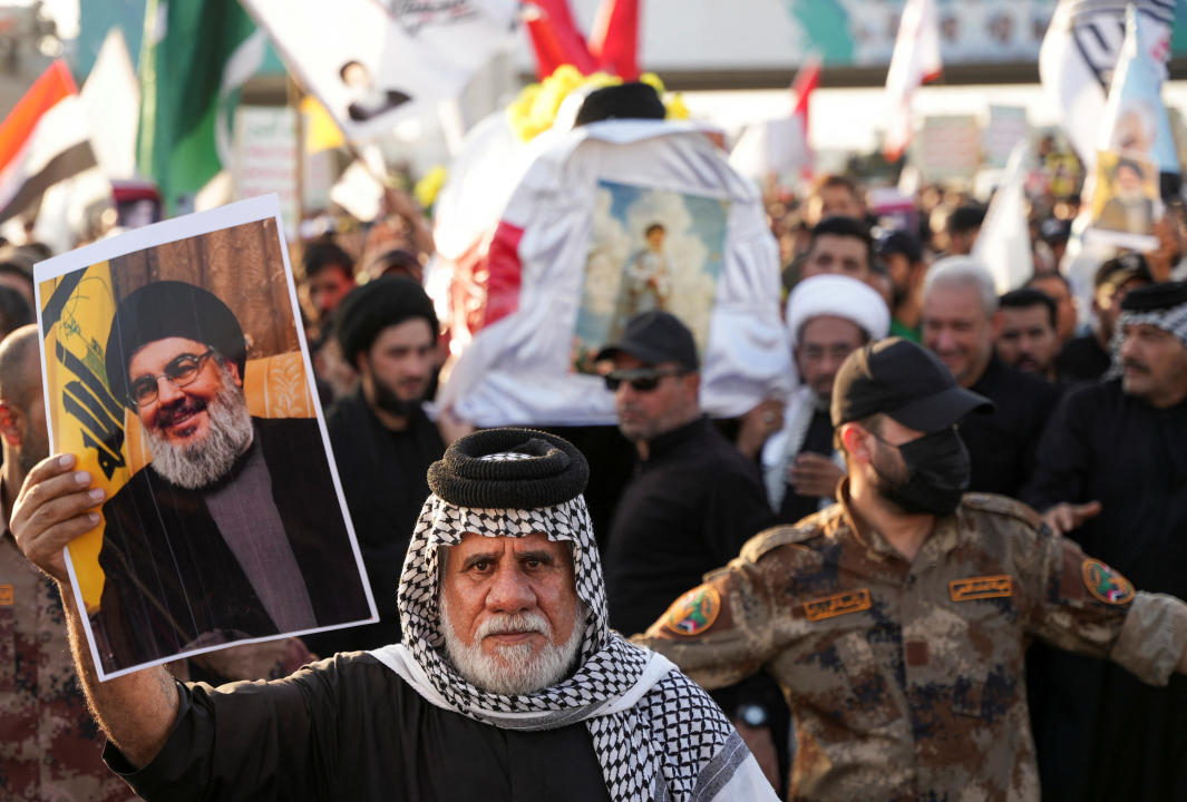 Un hombre sostiene una fotografía del jefe de Hezbolá del Líbano, Hassan Nasrallah, quien fue asesinado por un ataque aéreo israelí en Beirut, durante un funeral simbólico en Basora, Irak, el 29 de septiembre de 2024. REUTERS/Essam al-Sudani