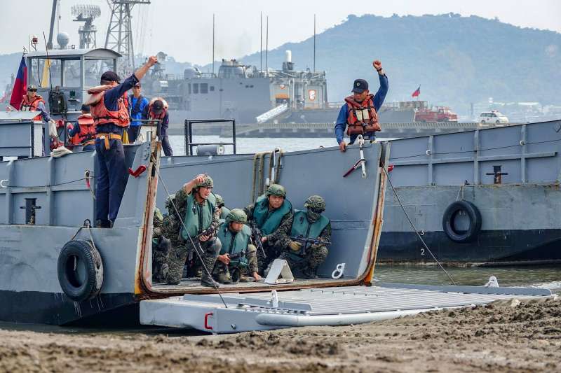 20190417-海軍陸戰隊66旅昨日在高雄左營軍區進行兩棲基地訓練，圖為官兵搭乘機械登陸艇演練搶灘登陸，並在岸際間演練各項戰術動作。（取自海軍官方臉書）