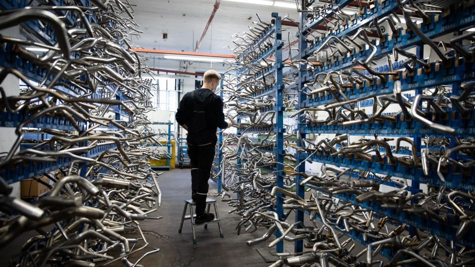 Ein Auszubildender steht im Lager in einer Fertigungshalle von Continental in Hamburg.