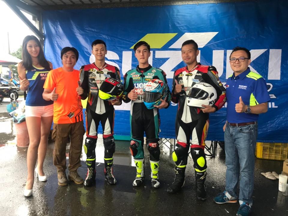 （中）總冠軍為易宏 JMRT 進民車隊的高至均（左）亞軍為車號 98 YXRacing Team 的黃皓、（右）季軍為車號 66 DC 大春車業的呂昶陞與 TSR 會長吳仲軒及台鈴營業部部長林進賢。