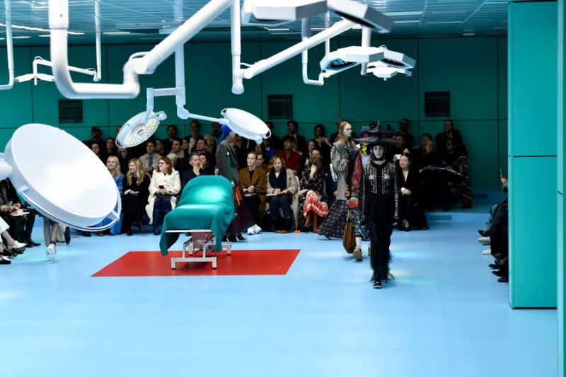 Der Laufsteg bei der Herbst 2018 Gucci Modenschau. (Bild: Getty Images)