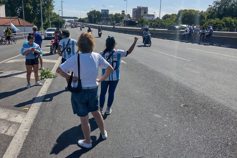 Gente hace dedo para poder volver luego de  festejar y esperar ver al micro de la Selección Argentina.
Autopista 25 de mayo altura Flores.