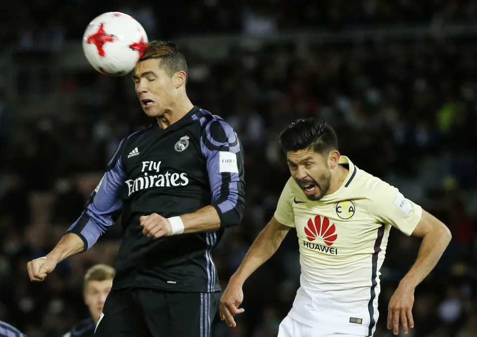 Cristiano Ronaldo pelea un balón con Oribe Peralta. El Real Madrid venció 2-0 al América en las semifinales de 2016. (Reuters/Issei Kato Livepic)