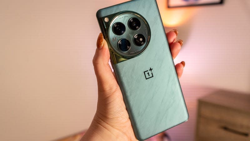 The OnePlus 12’s backside is a stunning green in person, with speckles throughout the camera module. - Photo: Florence Ion / Gizmodo