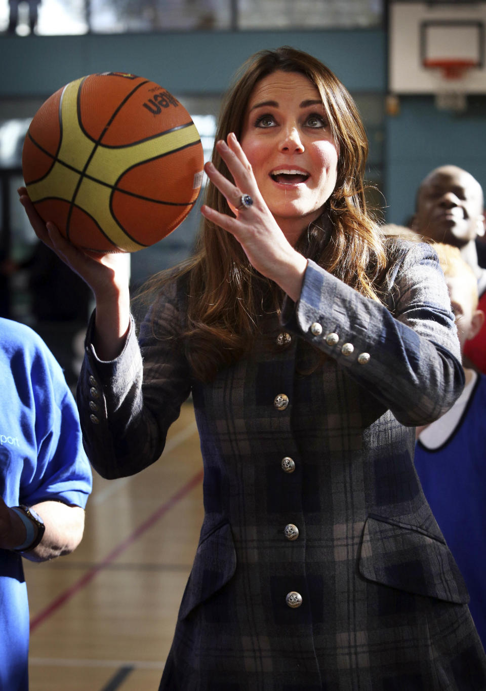 <p>Auch Meghans Schwägerin Kate ist bekannt dafür, sich nicht lange bitten zu lassen, wenn es um körperliche Ertüchtigung geht. Beim Basketball in Glasgow traf sie trotz tailliertem Wollmantel den Korb. (Bild: AP Photo/ David Cheskin, Pool) </p>