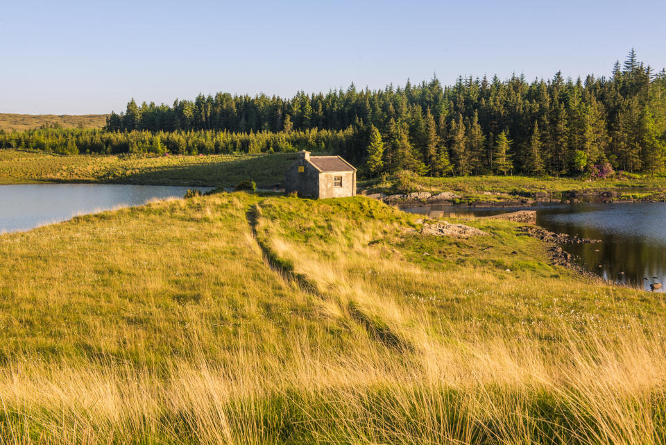 Esta imagen referencial muestra una casa unifamiliar en una zona rural de Connemara, condado de Galway, en Irlanda, la zona donde queda la escuela que tiene la vivienda gratis en oferta.  (Getty Images) 