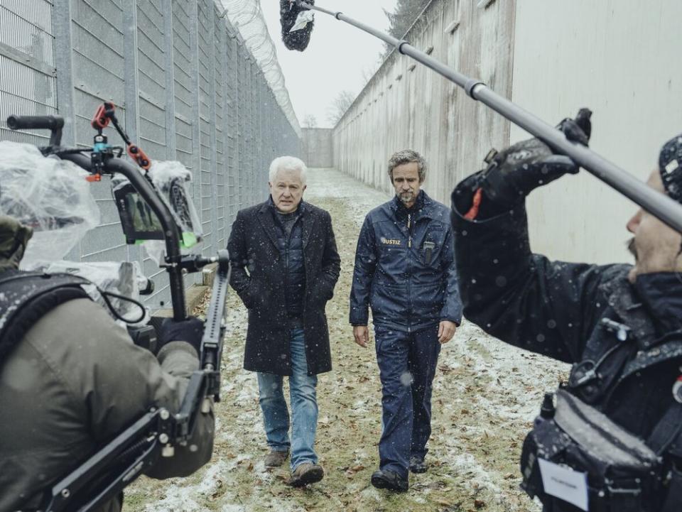 "Tatort: Das Wunderkind" mit Miroslav Nemec (l.) als Kriminalhauptkommissar Ivo Batic und Felix Hellmann als Gefängniswärter Stefan Claussen wurde in einem echten Gefängnis gedreht. (Bild: BR/Sappralot Productions GmbH/Hendrik Heiden)