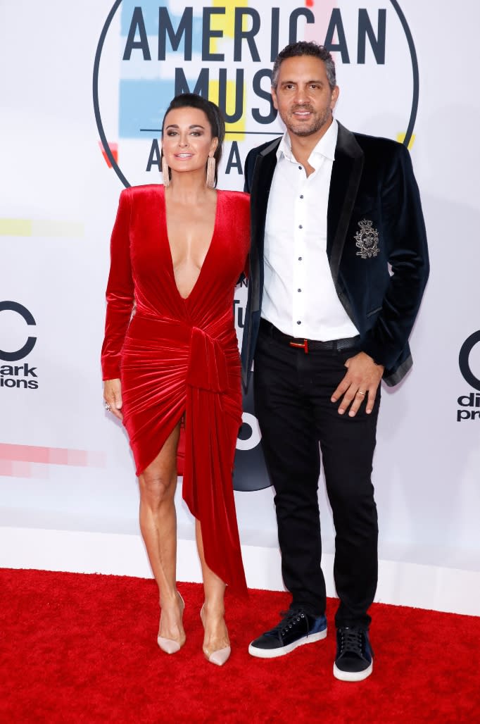 Kyle Richards (l) and Mauricio Umansky attend the 2018 American Music Awards at Microsoft Theatre in Los Angeles, USA, on 09 October 2018.