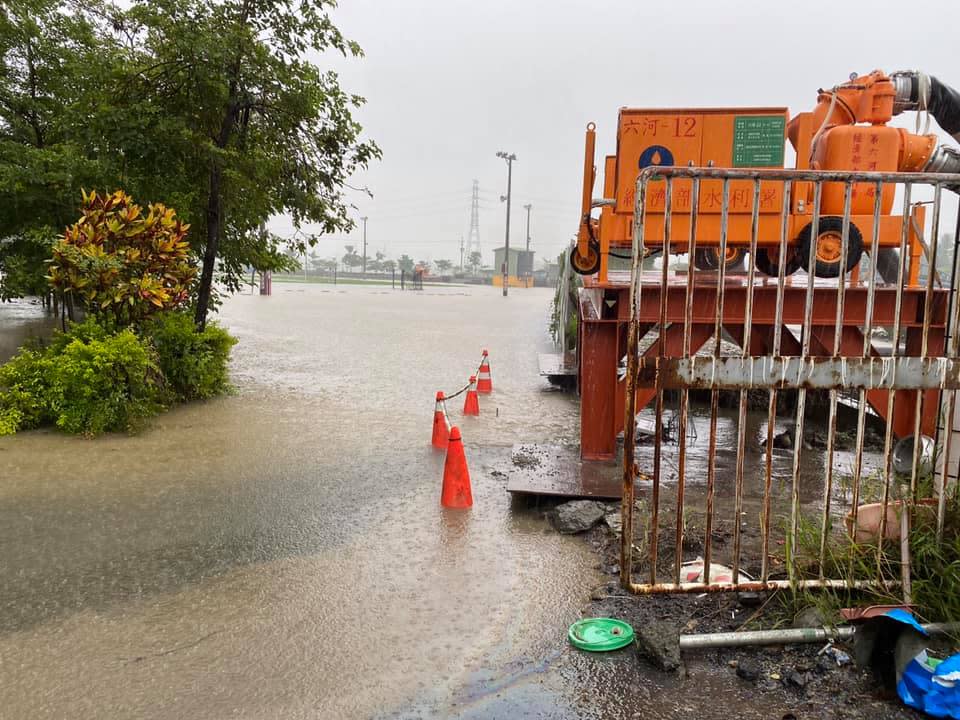 今（26）日南台灣淹水嚴重，水利署出動抽水機支援中華醫大。   圖：取自經濟部水利署官方粉絲專頁