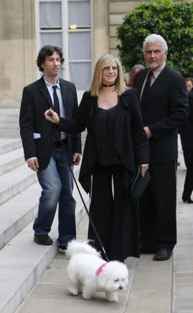 FILE PHOTO - U.S. actress Barbra Streisand (C) plays with her dog Samantha near her son Jason (L) and husband James Brolin as they arrive at the Elysee Palace in Paris June 28, 2007. REUTERS/Philippe Wojazer