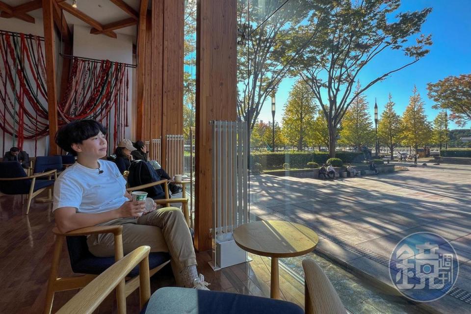 若來到東京皇居外苑欣賞銀杏大島美麗秋色，可把這間公園內的綠色星巴克當作沿途休憩的景點。