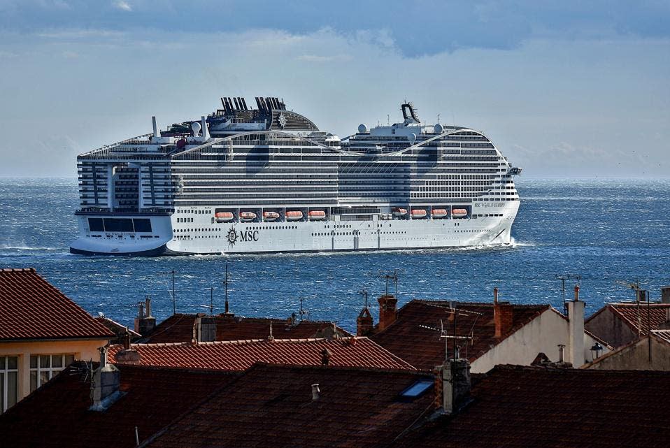 El crucero MSC World Europa sale del puerto mediterráneo francés de Marsella.