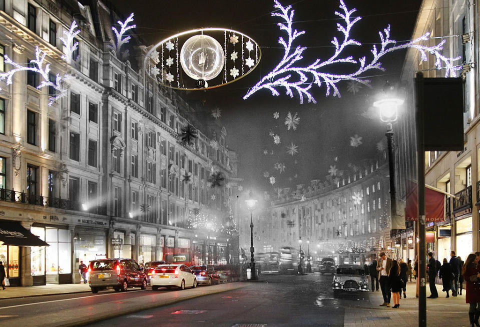 <p>Adornos navideños, las estrellas nevadas hechas de aluminio protagonizan un efecto de tormenta de nieve, expuestos en la calle Regent, Londres (Inglaterra), el 30 de noviembre de 1955 (<em>Getty</em>). </p>