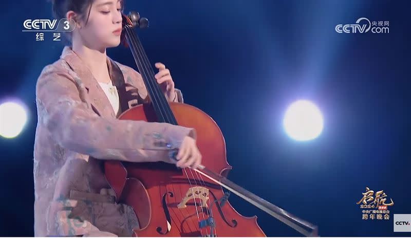 歐陽娜娜拉大提琴。（圖／翻攝自央視）