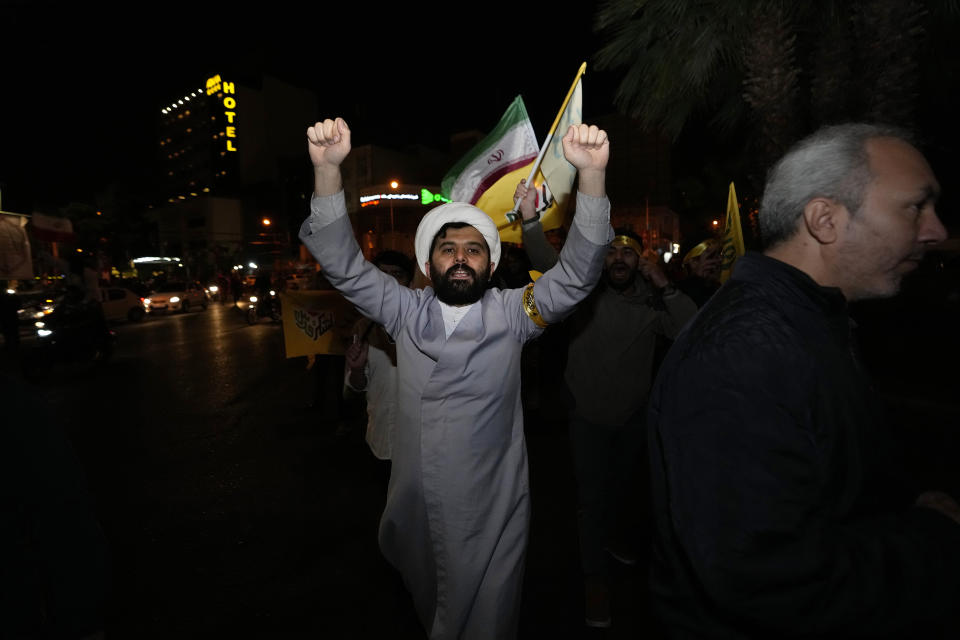 Un clérigo iraní lanza consignas durante una protesta anti-Israel en la Plaza Palestina en Teherán, Irán, la madrugada del domingo 14 de abril de 2024. (AP Foto/Vahid Salemi)