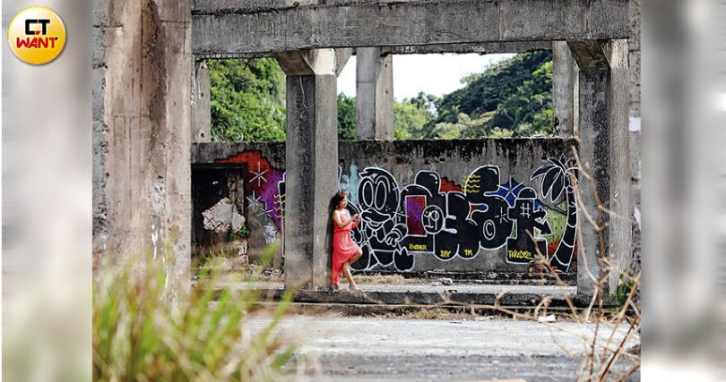 日治時期的阿根納造船廠遺跡，現在已成知名景點，引來塗鴉客到此創作。（攝影／于魯光）