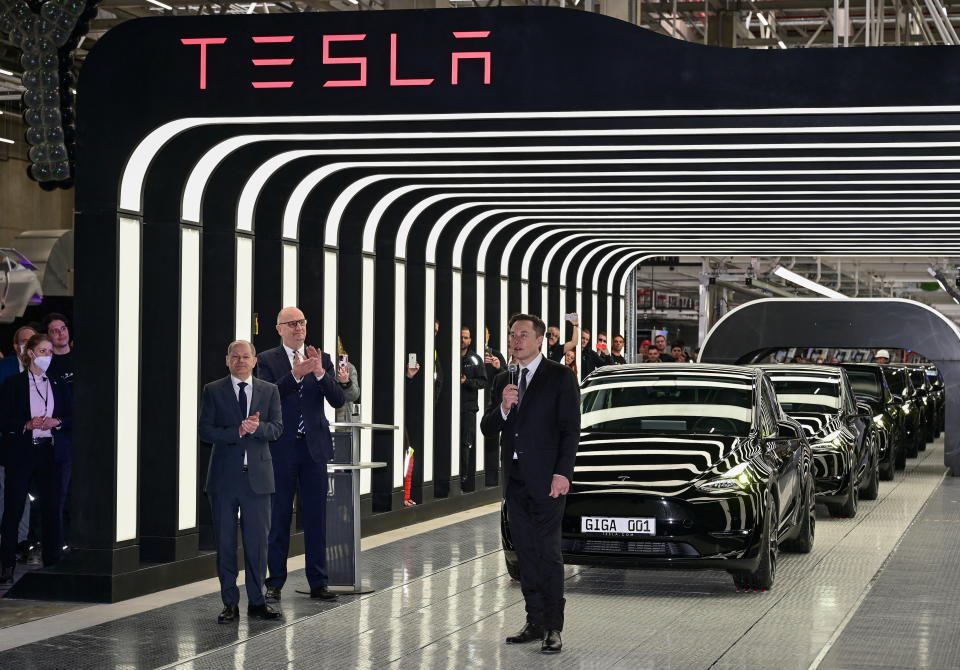 Le chancelier allemand Olaf Scholz, le premier ministre du Brandebourg Dietmar Woidke et Elon Musk assistent à la cérémonie d'ouverture de la nouvelle Tesla Gigafactory pour voitures électriques à Gruenheide, en Allemagne, le 22 mars 2022. Patrick Pleul/Pool via REUTERS