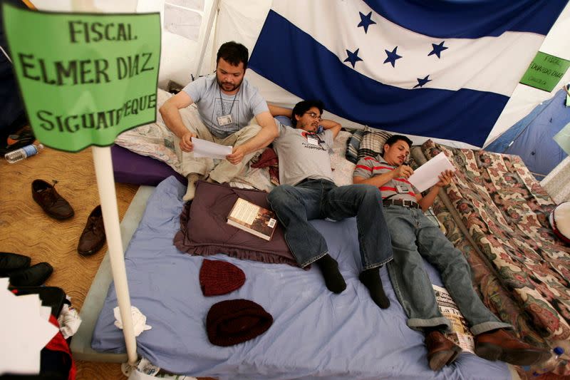 FOTO DE ARCHIVO: Los fiscales (de izquierda a derecha) Jary Dixon, Víctor Fernández y Luis Santos permanecen, el día 24 de su huelga de hambre frente al Congreso Nacional en Tegucigalpa.