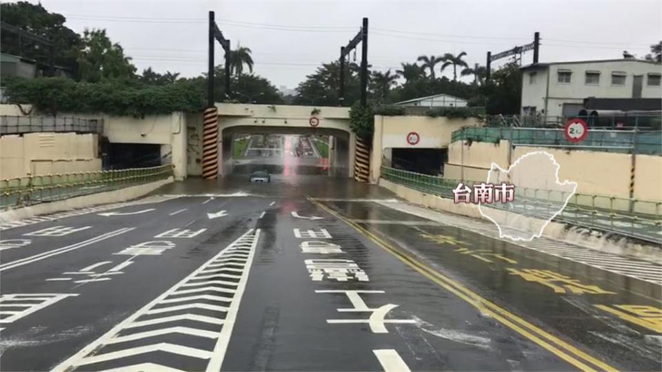 雨灌南台灣！　台南省躬一街水快淹進房　屏東大仁科大前路成河