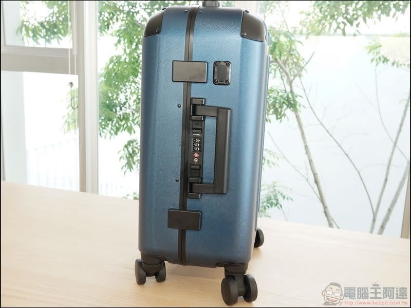 Carry-On Closet 2.0 登機箱