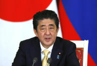 <p>De 164.473 euros es el salario de Shinzo Abe, el primer ministro de Japón. El sueldo medio de los ciudadanos del país asiático es de 31.737 euros. (Foto: Grigory Dukor / AP). </p>