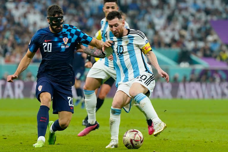 Lionel Messi remata al arco ante la presión del croata Josko Gvardiol durante el partido entre Argentina y Croacia por semifinales de la Copa del Mundo