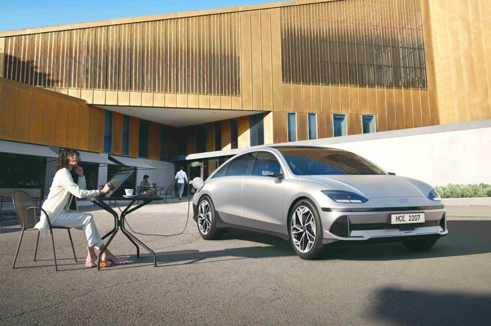 Ioniq 6一樣擁有內外部V2L外接供電功能，車內可為手機、筆電充電；車外可成為吹風機、烤箱、微波爐等高功率電器用品的大型行動電源。