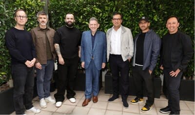 Foto (de izquierda a derecha): Justin Eshak, co-CEO (Island Records), Nat Pastor, co-CEO (Virgin Music Group), Carín León (artista), Sir Lucian Grainge, presidente y CEO (Universal Music Group), Jorge Juárez (Socios Music), Imran Majid, co-CEO (Island Records), Víctor González, presidente Latin (Virgin Music Group). (PRNewsfoto/Virgin Music Group & Island Records)