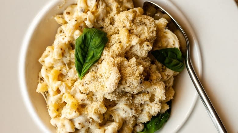 mac and cheese with basil