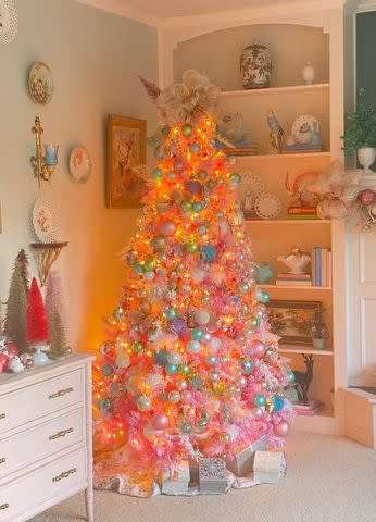 <p><a href="https://southernnellsgraciousliving.blog/2021/10/20/wait-until-you-see-these-favorite-flocked-christmas-trees-of-all-time/" data-component="link" data-source="inlineLink" data-type="externalLink" data-ordinal="1" rel="nofollow">Southern Nell's Gracious Living</a></p>