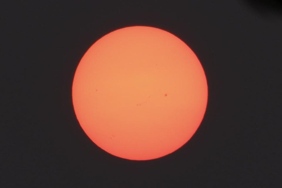 Una vista del sol que se volvió rojo debido a los humos del fuego en la atmósfera (Agencia Anadolu a través de Getty Images)