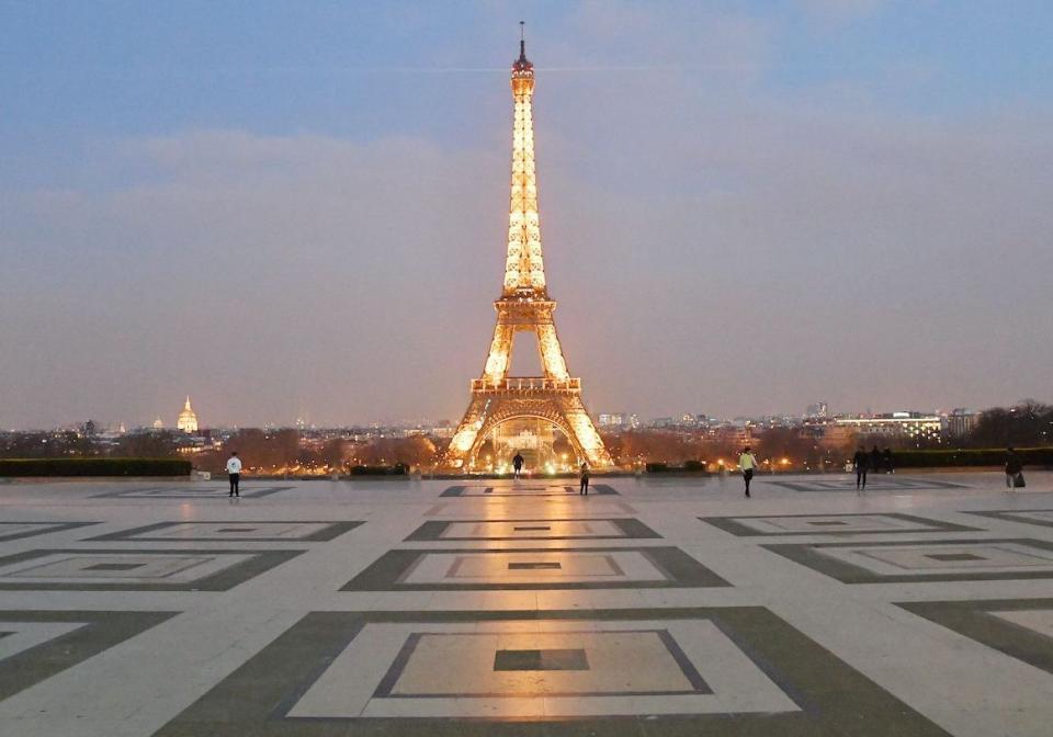 Paris à des allures de ville fantôme. Mardi 17 mars, à midi, la France est entrée en confinement général, et ce, pour deux semaines minimums. Une mesure prise par le gouvernement pour enrayer la pandémie de coronavirus qui fait rage depuis plusieurs semaines maintenant. La capitale a ainsi vu ses rues pavées, ses grands magasins et ses monuments les plus emblématiques être désertés. Des images saisissantes qui prêtent à la Ville lumière des allures de décors dantesques. Comme ceux d’un film post-apocalyptique. Des clichés nécessaires puisque, rappelons-le, il est important de respecter la mesure de confinement et de rester chez soi pour stopper la propagation du Covid-19. Restez à la maisonBien que les sorties soient désormais limitées et contrôlées, le gouvernement a mis en place un système d’attestation de déplacement dérogatoire pour permettre quelques déplacements nécessaires. Téléchargeable sur le site du ministère de l’Intérieur, ce document officiel vous permet de vous rendre chez votre médecin, faire quelques courses indispensables, vous rendre sur votre lieu de travail ou encore dégourdir les pattes de vos animaux de compagnie. Mais pour que ces attestations soient recevables en cas de contrôle par les autorités, celles-ci doivent être imprimées ou – à défaut de posséder une imprimante – manuscrites. Attention, depuis mercredi, il n’est plus permis d’utiliser son smartphone. La Place Beauvau est revenue sur cette autorisation, suite à de nombreux sites frauduleux qui profitaient de la situation pour générer des attestations de déplacement dérogatoire tout en collectant des données personnelles. Tout manquement à cette mesure est passible d’une amende de 135€.