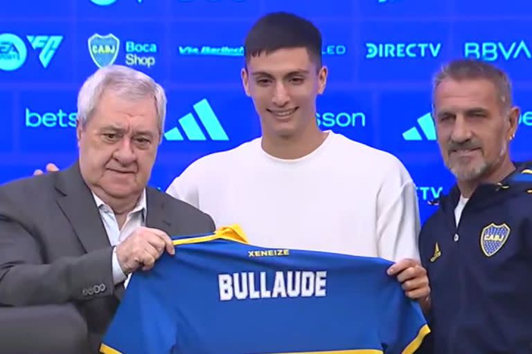 Bullaude sonríe con su camiseta, junto al presidente de Boca, Jorge Ameal, y a Raúl Cascini, integrante del Consejo de Fútbol