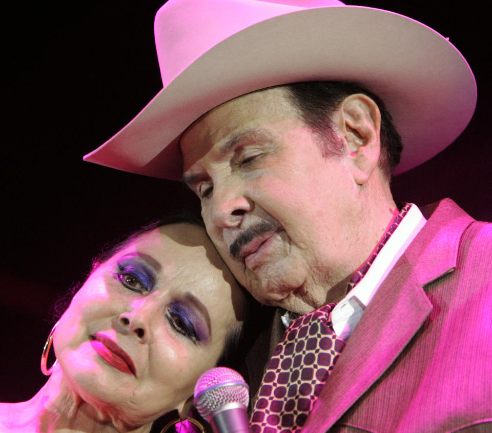 Antonio Aguilar y Flor Silvestre. (Photo by Lawrence K. Ho/Los Angeles Times via Getty Images)