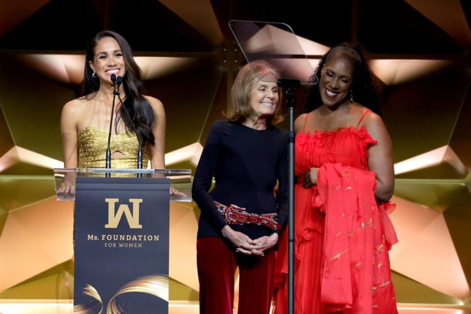 Meghan Markle premiada por su activismo feminista en Nueva York junto a Teresa Younger y Gloria Steinem, esta última Premio Princesa de Asturias