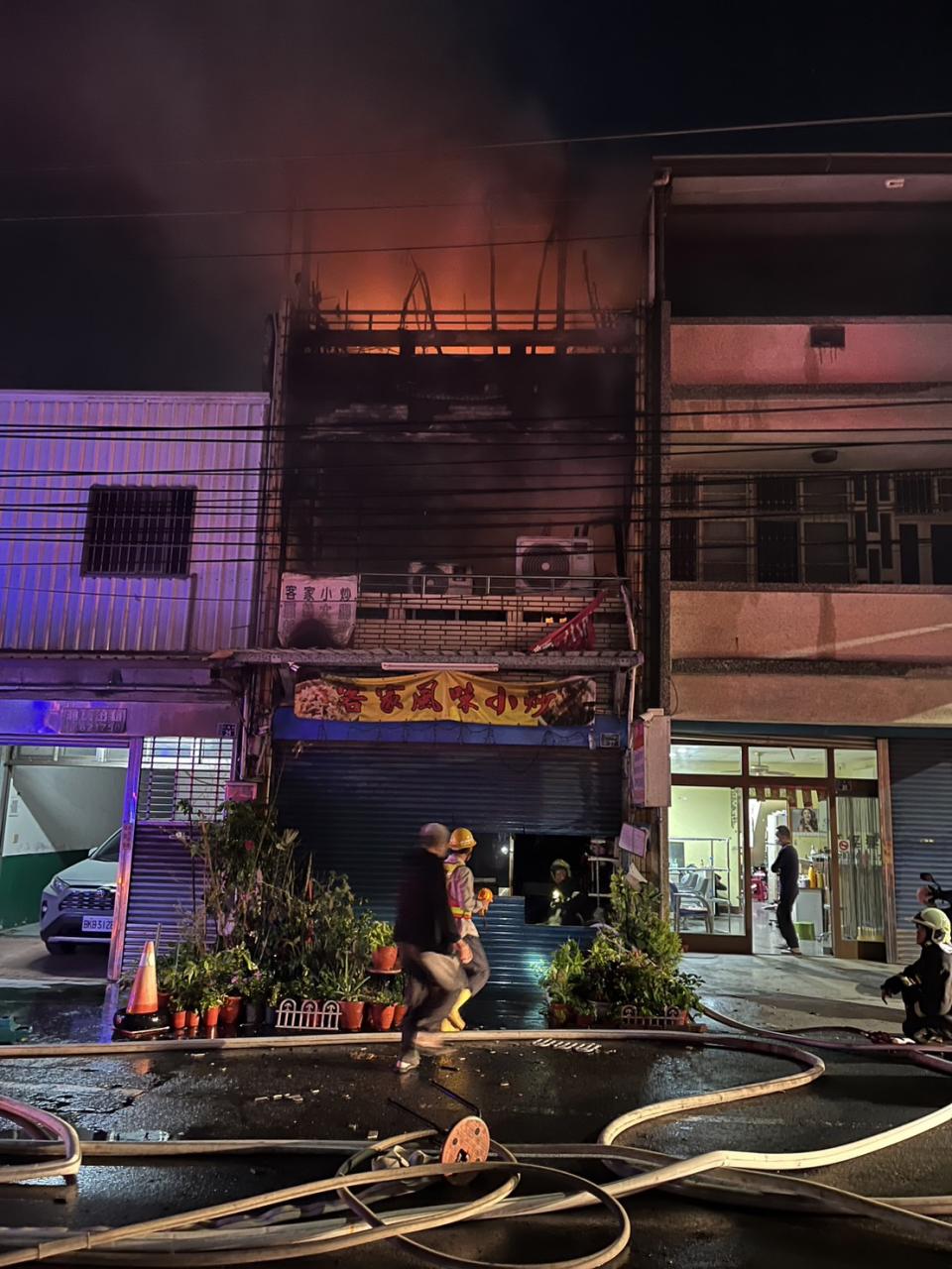 頭份越南小吃店5死火警，跳樓求生越南夫妻訊後排除與火警有關。（圖：消防局提供）