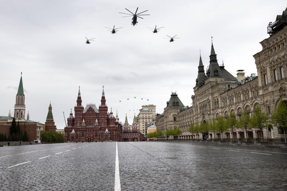 Helicópteros militares rusos sobrevuelan la Plaza Roja, casi vacía, para conmemorar el 75 aniversario de la derrota de la Alemania nazi en la Segunda Guerra Mundial, en Moscú, el 9 de mayo de 2020. (AP Foto/Alexander Zemlianichenko)