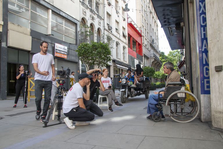 El artista Fernando Rubio junto a su equipo en plena jornada de recolección de testimonios para "Mirar. Un retrato en el microcentro", cuyo fase final se podrá ver este fin de semana