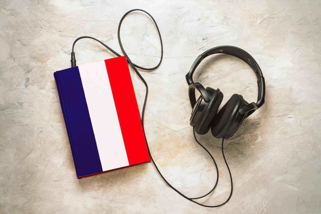 <a href="https://www.shutterstock.com/es/image-photo/headphones-book-has-cover-form-flag-1064396570" rel="nofollow noopener" target="_blank" data-ylk="slk:Alex SG / Shutterstock;elm:context_link;itc:0;sec:content-canvas" class="link ">Alex SG / Shutterstock</a>