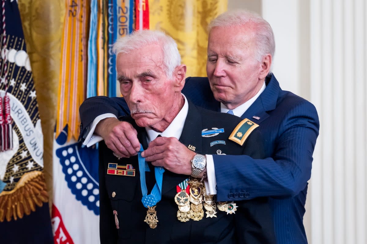 US President Joe Biden awards the Medal of Honor to Major John J. Duffy, who fought in the Vietnam War, in the East Room of the White House in Washington, DC, USA, 05 July 2022. In addition to Duffy, Biden awarded the medal to three other Vietnam veterans.  EPA/JIM LO SCALZO / POOL (EPA)