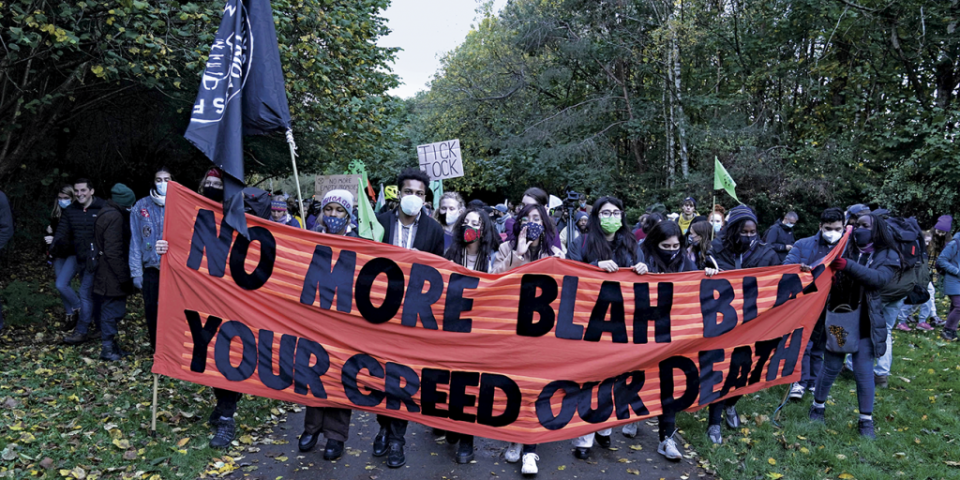 <span>Activistas climáticos en Glasgow, Escocia, marchan durante el primer día de la cumbre climática COP26 en noviembre pasado. (Foto: Andrew Milligan/Getty)</span>